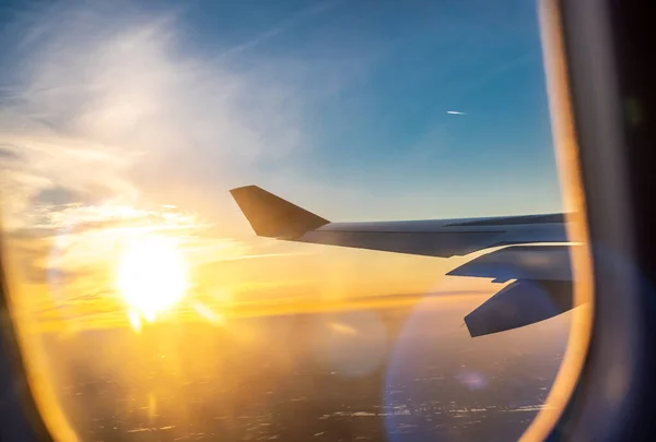 飞行和旅行 从飞机窗上看日落时的机翼 地面和云层下的飞机翼 希望概念 — 图库照片