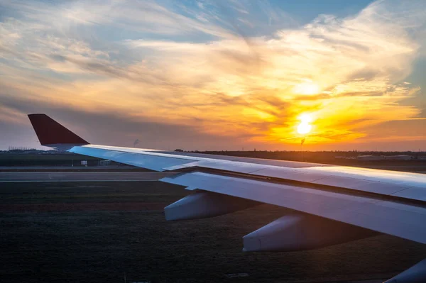 日落时的机翼旅行 航空旅行 黎明时分飞行 在明亮的天空中 窗外是一片美丽的风景 希望概念 — 图库照片