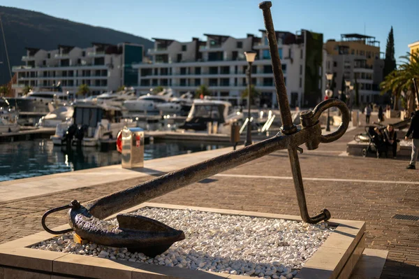 モンテネグロのポルトノヴィ 2022年1月24日 ボカベイの海岸沿いに豪華なヨットや美しいウォーターフロントの住居を持つポルトノーヴィ マリーナの風景 — ストック写真