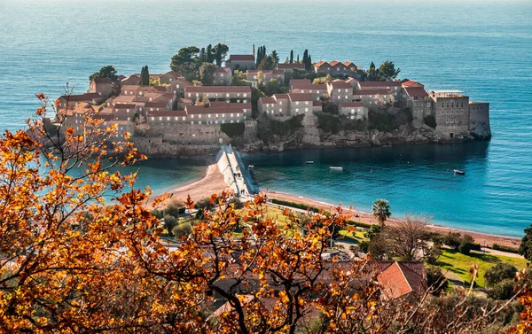 スヴェティ シュテファン Sveti Stefan モンテネグロのアドリア海沿岸にある小さな島と5つ星のホテル リゾートは商業的にはAman Sveti Stefanとして知られています スヴェティ ステファン秋の日 — ストック写真