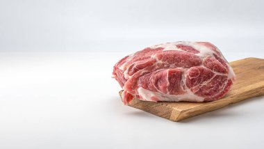 Tahtada çiğ domuz eti. Çiğ et. Çiğ domuz eti, boyun ya da göbek. Kesme tahtasındaki taze et. çiğ kuzu eti. Kasaplık, market. beyaz arkaplanda izole