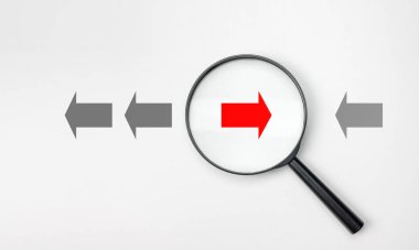 Ters Trend, Karşıt Hareket. İş hayatında yeni trendler. Karşı hareket. Farklı düşünceler ve iş ve teknoloji karışıklığı. Kırmızı ok karşı yönde, gri ok beyaz üzerine.