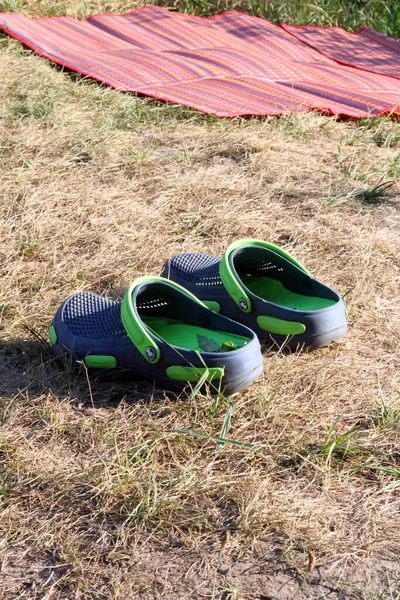 Пара Спортивного Взуття Траві — стокове фото