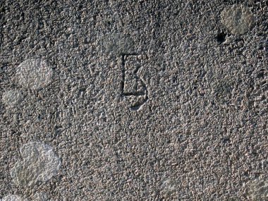 Çatlakları ve çizikleri olan taş duvar dokusu arka plan olarak kullanılabilir.