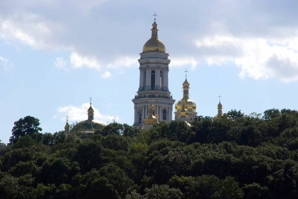 Die Goldenen Kuppeln Des Orthodoxen Tempels Auf Dem Hintergrund Des — Stockfoto