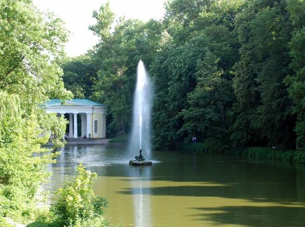 Piękna Fontanna Zielonym Parku — Zdjęcie stockowe