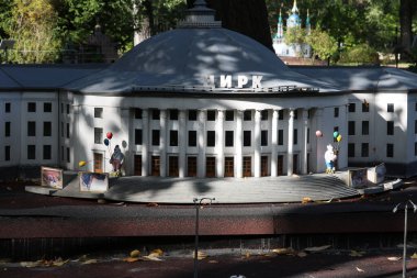 Kasabadaki sanat sarayı.