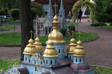 Kasabadaki kutsal üçlünün kilisesi.