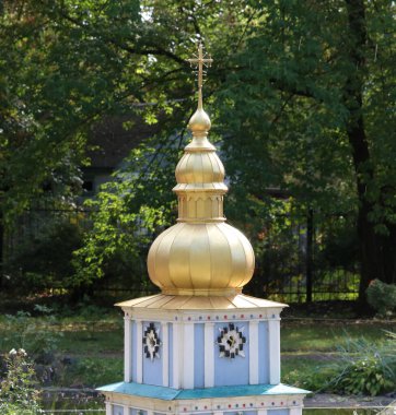 Kasabadaki kutsal üçlünün kilisesi.