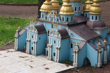 Kasabadaki kutsal üçlünün kilisesi.