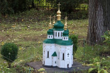 Kasabadaki kutsal üçlünün kilisesi.