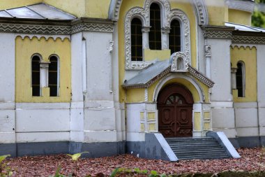 Kasabadaki kutsal üçlünün kilisesi.