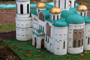 Kasabadaki kutsal üçlünün kilisesi.