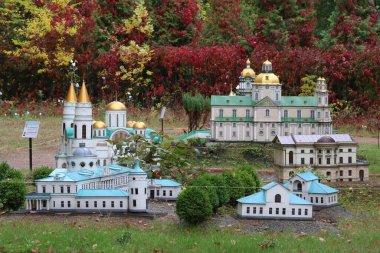 Kasabadaki kutsal üçlünün kilisesi.