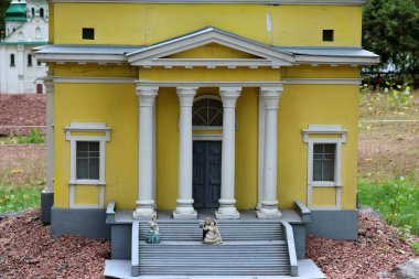 Kasabadaki sanat sarayı.