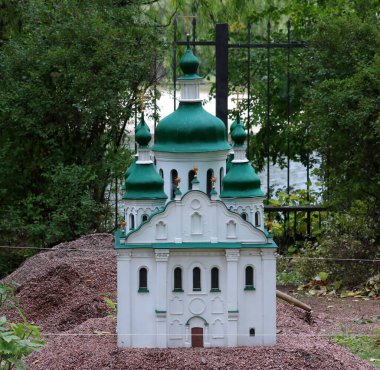 Kasabadaki kutsal üçlünün kilisesi.