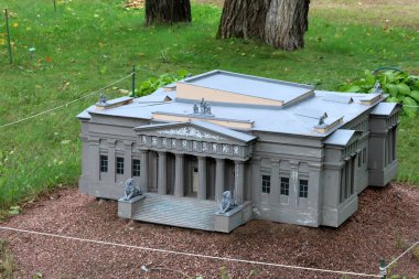 Kasabadaki sanat sarayı.