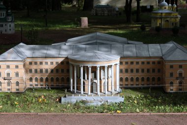 Şehir merkezindeki şato. Şehrin caddesindeki küçük yerleşim yeri.