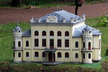 Şehir merkezindeki şato. Şehrin caddesindeki küçük yerleşim yeri.