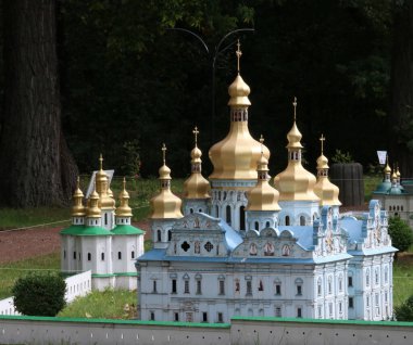 Kasabadaki kutsal üçlünün kilisesi.