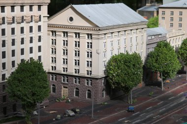 Şehirdeki şehir caddesinde küçük bir bina.