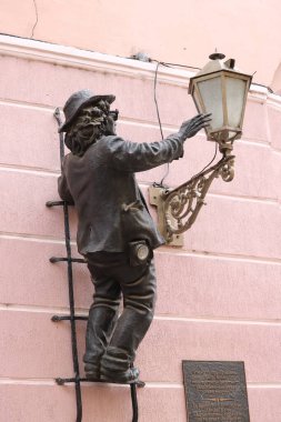 Parktaki kurtarıcının heykeli.