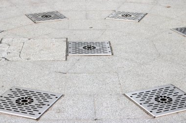 Beyaz desenli eski taş duvar.