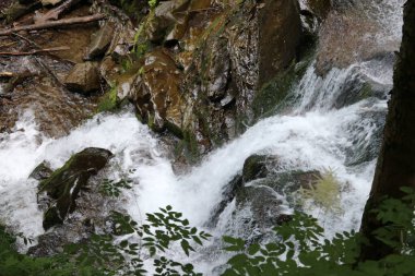 Dağlardaki taşların arasında bir nehrin güzel şelalesi.
