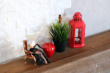 Çiçek ve bitki içeren klasik iç ortam, seçici odak, metin için alan.