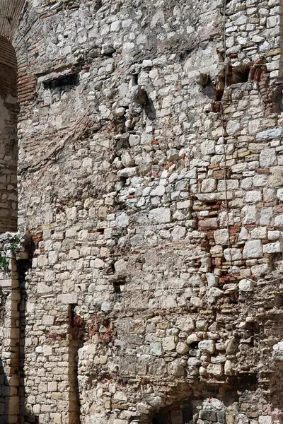 Старая Кирпичная Стена Большим Окном — стоковое фото