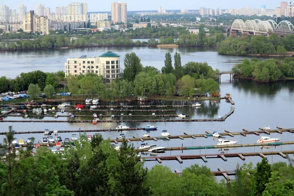 Şehir Nehrindeki Tekne Gemilere Demirlemek Şehir Binalarının Arka Planına Karşı — Stok fotoğraf