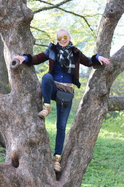 Genç bir adam parkta nişanlanmış.