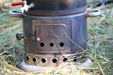 Bahçedeki eski paslı metal ızgara