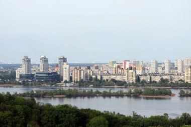 En kalabalık eyaletin başkentinin manzarası.