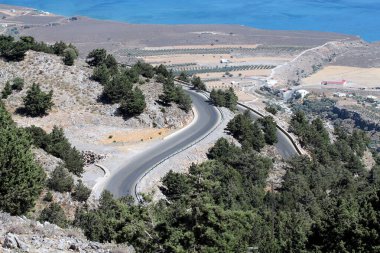 Arkadaki dağlara giden yol, ortadaki dağın manzarası.