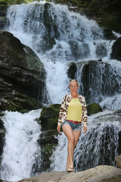 Молода Жінка Жовтій Сорочці Стоїть Горах Тлі Водоспаду — стокове фото