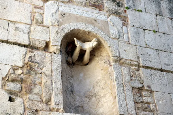 Antico Muro Pietra Con Pareti Bianche Uccellino — Foto Stock