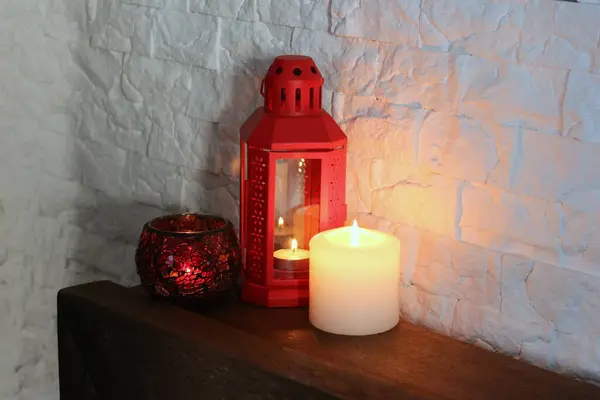 Bougie Rouge Dans Vase Verre Sur Une Table Bois — Photo