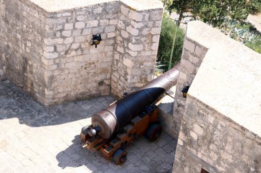 Yazın eski bir kalenin arka planında ortaçağ topu ve kalesi.