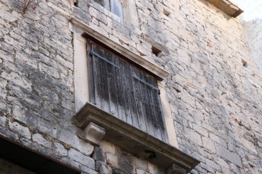 Şehrin eski taş duvarı.