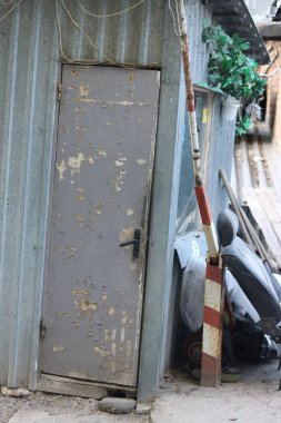 Bir sürü çöpü olan eski kirli bir araba.