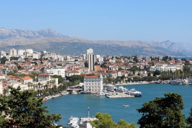 Yaz günü deniz kıyısının panoramik manzarası