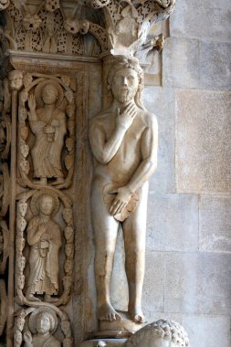 Antik dünya mirası şehrinin heykeli devletin katedralinin merkezindedir.