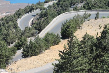 Dağlarda yol