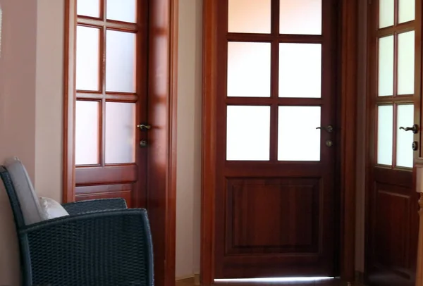 Modern bir otel odasının içinde.