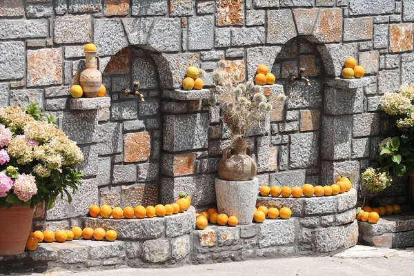Balkabağı şekilli taş duvar, büyük bir fener, güzel bir balkabağı deseni, geleneksel, cadılar bayramı,