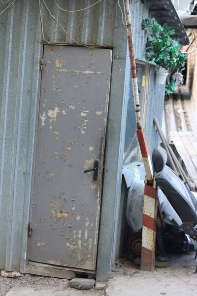 старый грязный автомобиль с большим количеством мусора