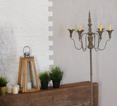 Modern bir otel odasının içinde.