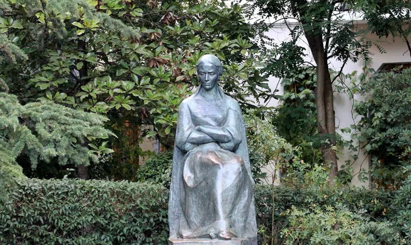 Standbeeld Van Een Vrouw Het Park — Stockfoto