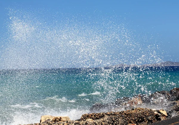 Ondas Batendo Praia — Fotografia de Stock